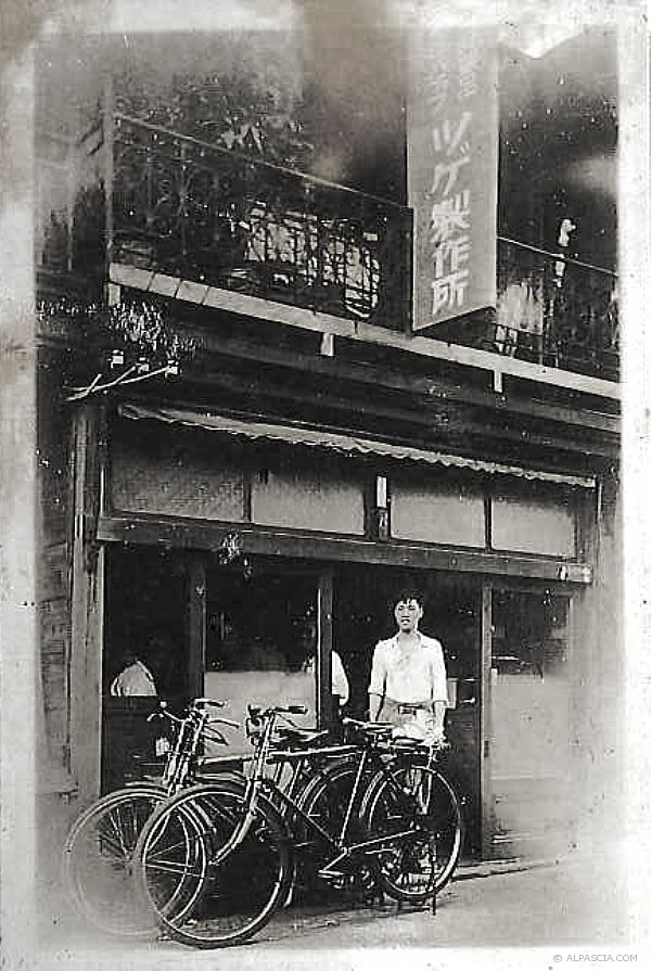 Кёитиро Цугэ у своего магазина в сентябре 1941